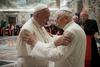 Foto: Na edinstvenem srečanju upokojeni papež podprl aktualnega