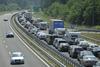 Prva julijska sobota: gneča in zastoji na cestah proti Hrvaški