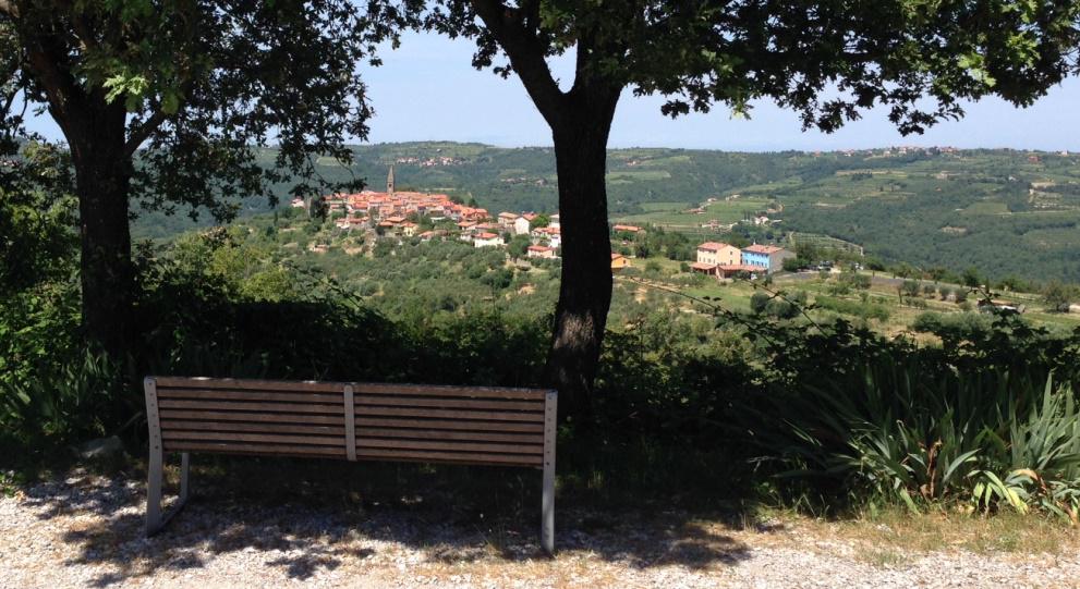 Pogled na Padno, slikovito vasico v zaledju Pirana, kjer načrtujejo prvi razpršeni hotel v Sloveniji. Foto Radio Koper/Lea Širok. Foto: