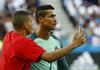 Foto in video: Ronaldo tik pred tekmo s selfijem osrečil oboževalca