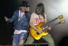 Guns N Roses pridržani zaradi pištole, Red Hot Chili Peppers zamenjani z Metallico
