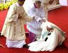 Papež molil pred Črno Marijo, še prej povzročil preplah s padcem