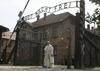 Papež Frančišek obiskal Auschwitz in se srečal z nekdanjimi taboriščniki