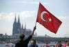 V Turčiji nove čistke, v Kölnu zborovanje Erdoganovih privržencev