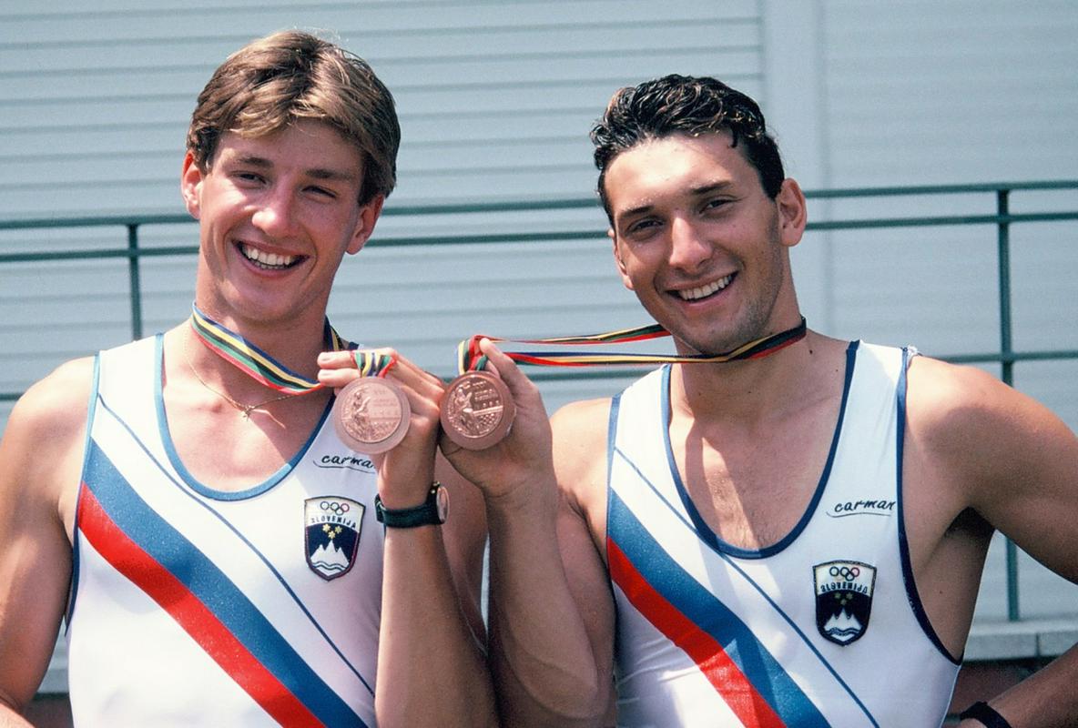 Iztok Čop in Denis Žvegelj z bronom - prvo olimpijsko medaljo za samostojno Slovenijo v Barceloni 1992. Foto: www.alesfevzer.com