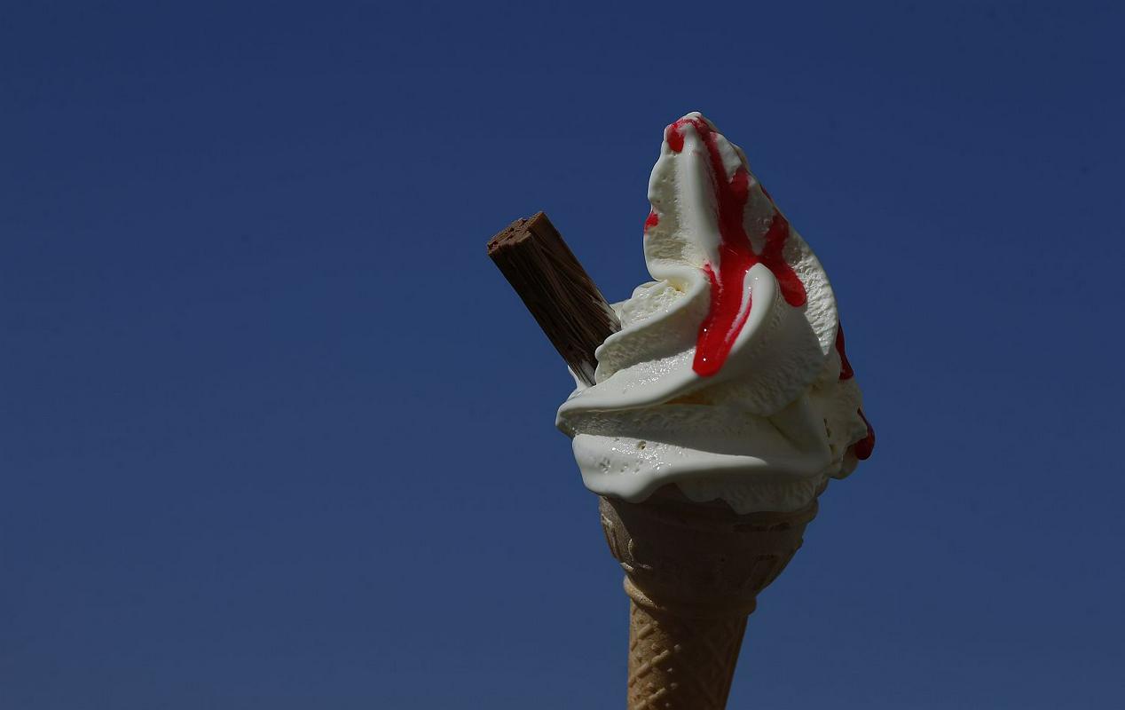 Ponekod vročino blažijo s sladoledom. Foto: Reuters