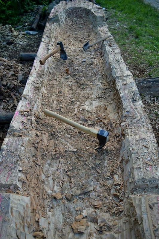 Deblak, značilen rimski ribiški čoln, od maja v Verdu na javnih delavnicah izdelujejo študenti arheologije in drugi prostovoljci pod vodstvom Skupine Stik in Zavoda za podvodno arheologijo. Foto: Facebook stran Skupine STIK