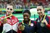 Dve Američanki na vrhu v gimnastiki; zgodovinski uspeh ragbistov Fidžija