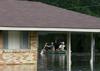 Obama v Louisiani razglasil izredne razmere. V poplavah umrlo najmanj šest ljudi.