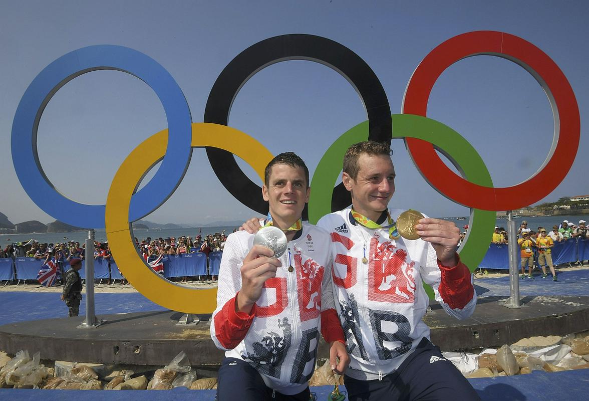 Za oba brata je bila to že druga olimpijska medalja. Alistair je ubranil zlato iz Londona, kjer pa je bil Jonathan tretji. Foto: Reuters