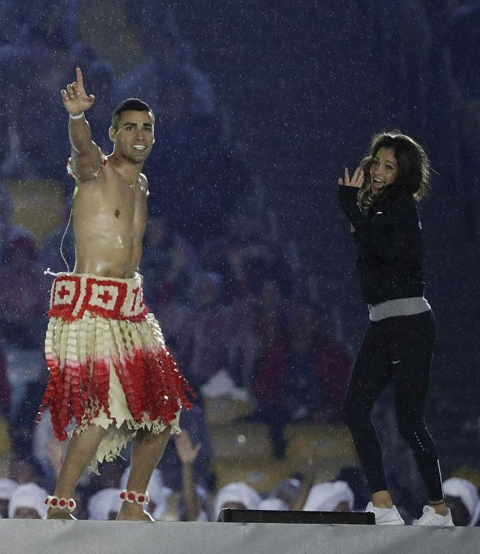 Taufatofua je pustil svoj pečat tudi na sklepni slovesnosti letošnjih olimpijskih iger. Foto: AP