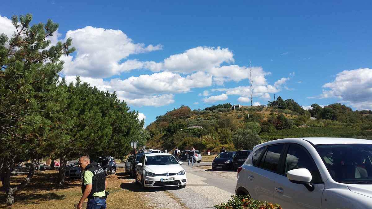 Policija je zavzela območje bolnišnice. Foto: Mojca Pečnik Dessardo