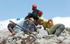 Foto: Reševalce po potresu v Italiji preganjajo čas in popotresni sunki