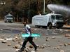 Policija nad protestnike v Zimbabveju s solzivcem in vodnimi topovi