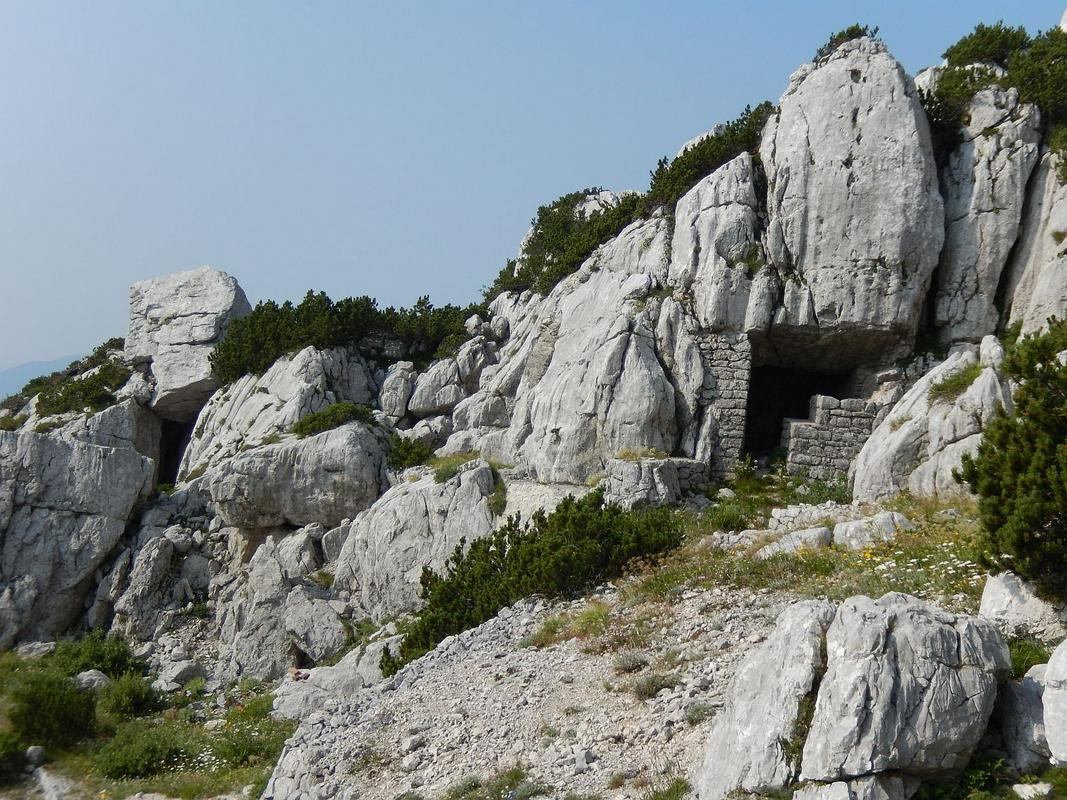 Gorsko območje, kjer se je smrtno ponesrečil 55-letnik, je prepredeno z ostalinami iz časa prve svetovne vojne ter kraškimi jamami. Foto: Petra Iskra