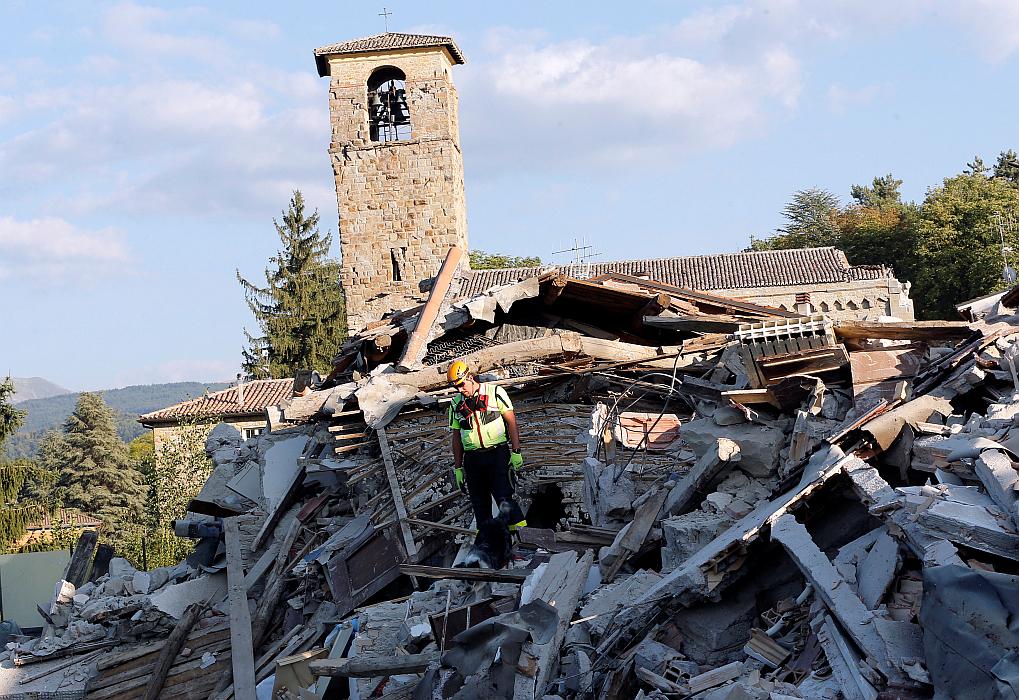 Nekatera mesta so bila v potresu povsem porušena. Foto: Reuters