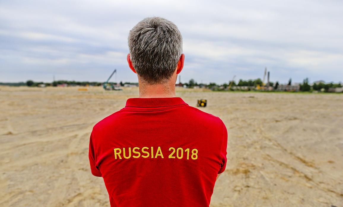 Ruski turisti poleti še vedno prihajajo v Kaliningrad, predvsem zaradi peščene plaže, a posel opazno zamira. Foto: EPA