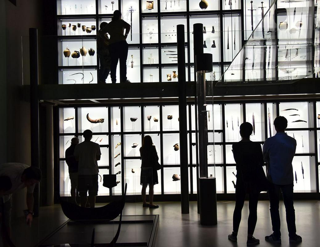 V osvetljeni monumentalni stekleni steni so razstavljeni predmeti iz znamenite Potočnikove zbirke. Foto: Borut Živulović/Bobo