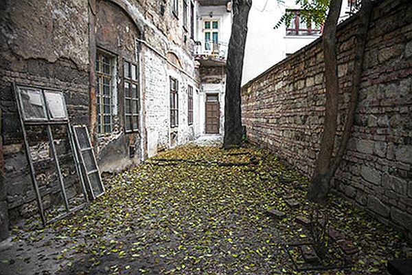 V okviru prvega Festivala fotografije Maribor Gregor Radonjič v Sinagogi Maribor razstavlja svoje fotografije zidov judovskih getov. Foto: Gregor Radonjič