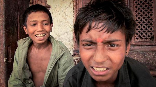 Dolgotrajno druženje avtorja z otroki Katmanduja je pripomoglo k temu, da na platnu vidimo naravno obnašanje protagonistov, ki prav zaradi avtorjevega človeškega odnosa do njih odprejo svojo dušo in povejo o vzrokih za bivanje na ulici in o tem, kaj so zanje resnične vrednote. Foto: Kinodvor
