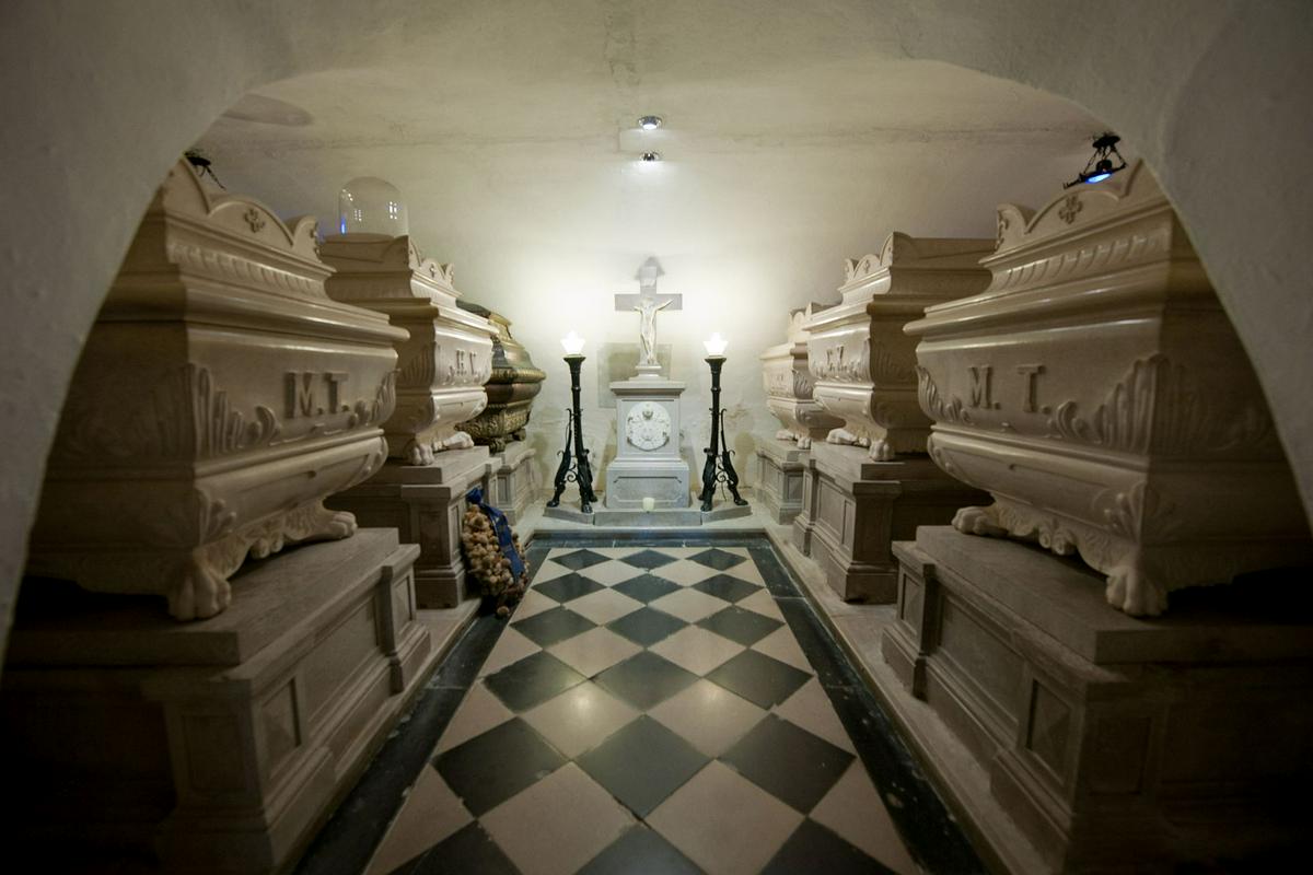 Kot piše na spletni strani frančiškanskega samostana Kostanjevica, so v grobnici v kamnitih sarkofagih svinčene krste, v katere so bila nepredušno zaprta balzamirana trupla pokojnih Burbonov. V sarkofagu Karla X. pa je tudi posebna žara, v kateri je njegovo srce. Foto: BoBo