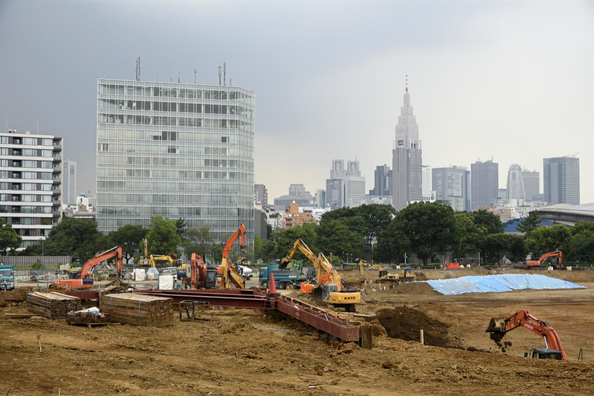 V središču Tokia so že očistili in pripravili zemljišče za začetek gradnje stadiona, katerega natečaji in izbrani načrt so močno razburjali japonsko javnost tako zaradi preveč futurističnih idej kot zlasti zaradi astronomskih stroškov. Foto: EPA