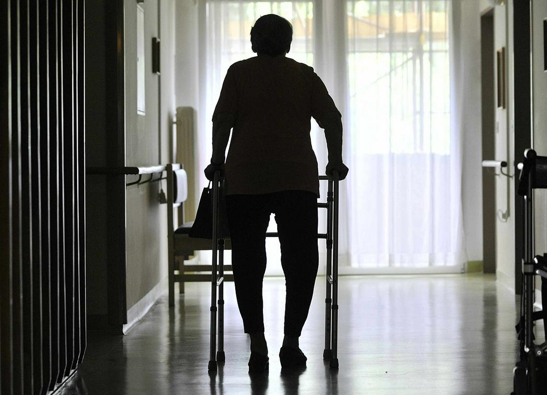 Številni svojci in tudi zaposleni v domovih za starejše pravijo, da je stanje marsikje katastrofalno. Foto: BoBo Foto: 