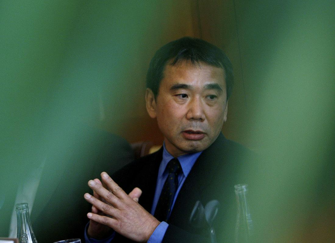 67-letnemu Murakamiju nihče ne oporeka izjemne priljubljenosti med bralci in tudi kritiki, nekateri pa pravijo, da je njegova književnost za Nobelovo nagrado malce premalo družbeno angažirana in/ali kompleksna. Foto: Reuters