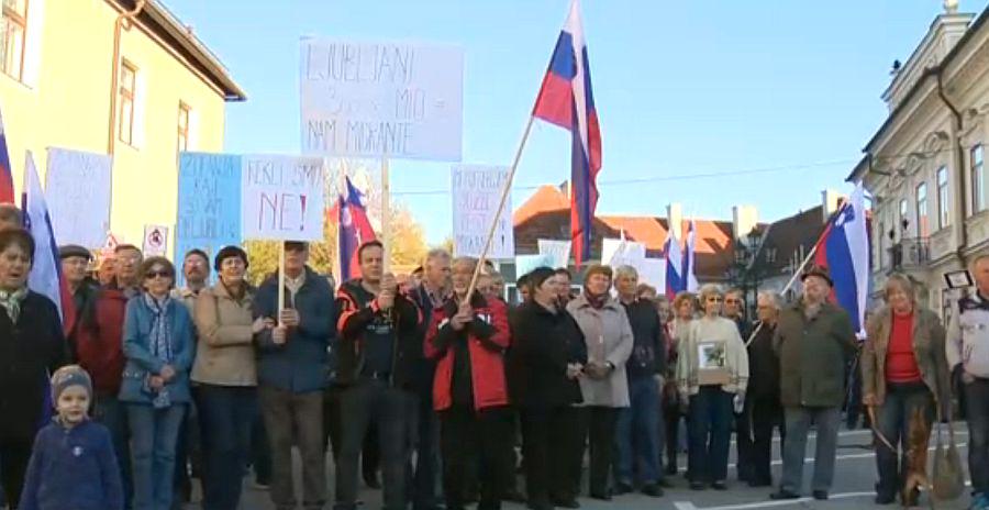 Protestniki, ki so se zbrali v sredo, so dali jasno vedeti, da so proti kakršni koli obliki prebežniškega centra v Beli krajini. Foto: MMC RTV SLO