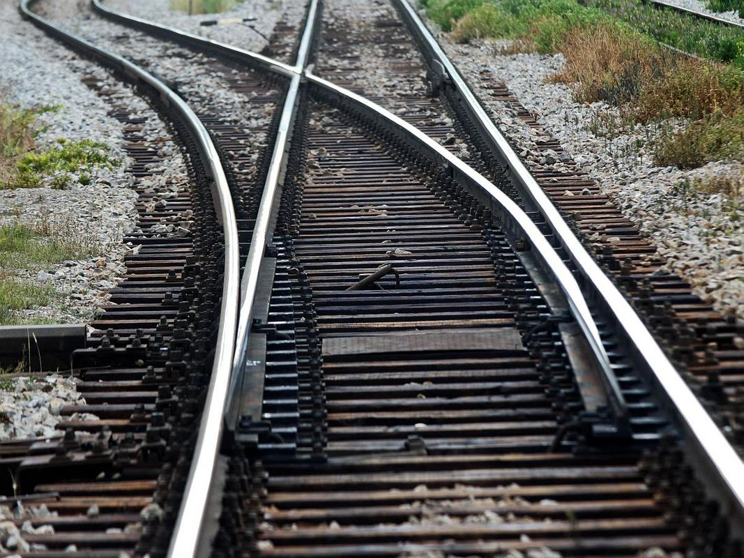 Civilna iniciativa Črni Kal bo začela zaradi vladnega zakona, ki predvideva enotirno železnico, zbirati podpise za referendum. Foto: AP