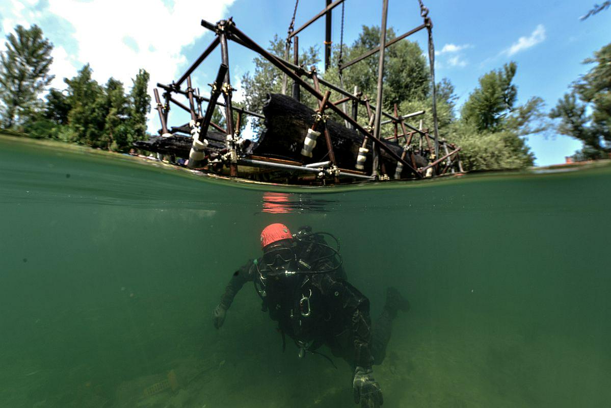 Deblak so iz Ljubljanice dvignili lansko poletje s posebej za to priložnost postavljeno dvižno konstrukcijo, za katero so porabili 62 metrov jeklenih cevi in 82 kovinskih spojk. Foto: David Badovinac, Zavod za podvodno arheologijo