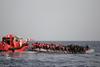 Oboroženci pred libijsko obalo napadli čoln s prebežniki