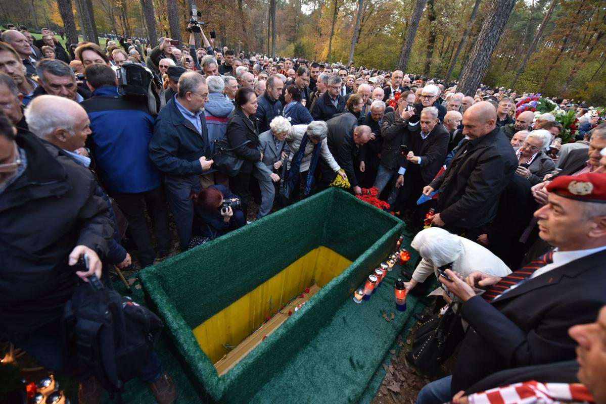 Pogrebne slovesnosti so se udeležili številni svojci žrtev. Foto: Borut Živulović/BoBo