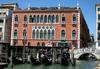 V Benetkah zaplenili legendarni hotel Danieli, ker lastnik ni odplačal kredita