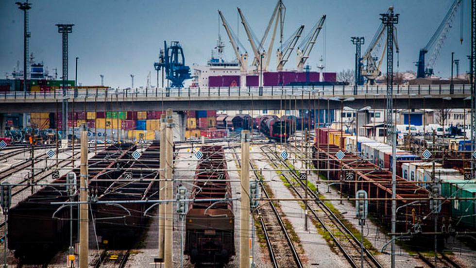 Kaj pomaga drugi tir, če bo zakon zadušil razvoj pristanišča in podjetja Luka Koper, se sprašujejo v družbi. Foto: Radio Koper
