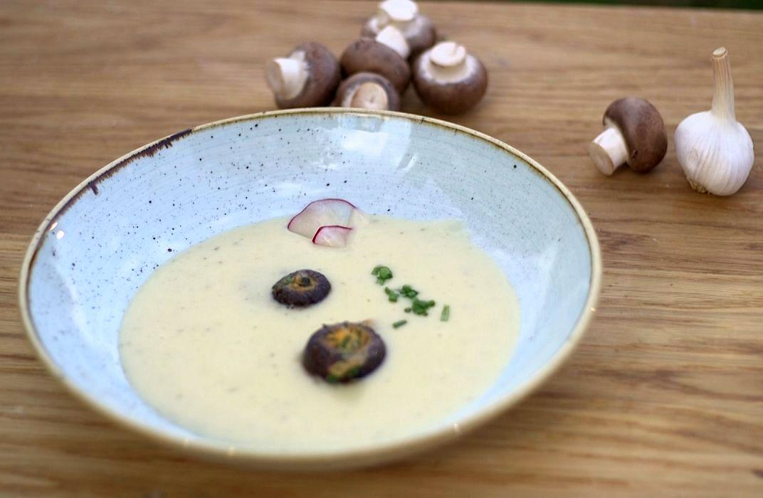 Česnovo juho postrežemo s popečenimi šampinjoni in drobnjakom. Foto: Z vrta na mizo