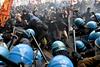 V Firencah spopad več sto protivladnih protestnikov s policijo