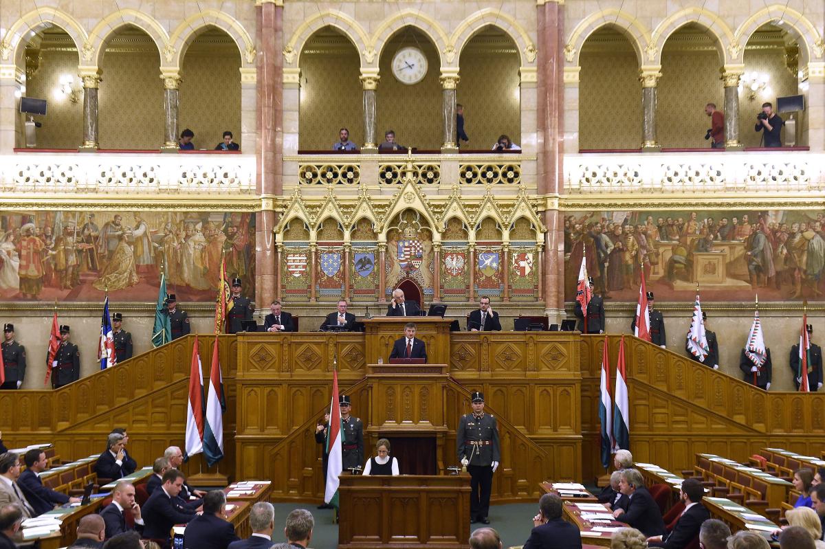 Vladajoča stranka premierja Viktorja Orbana želi uveljaviti prepoved preselitve prosilcev za azil, čeprav referendum glede tega ni bil veljaven. Foto: EPA