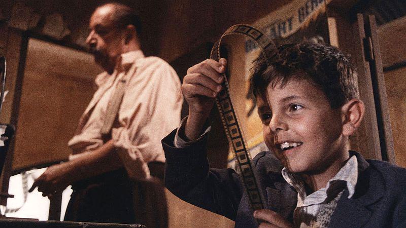 Kino paradiž (Nuovo Cinema Paradiso, 1988) Giuseppeja Tornatoreja je eden najslavnejših filmov na temo cinefilije v zgodovini. Foto: Liffe
