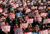 Seul na nogah: Več kot 100.000 protestnikov zahteva odstop predsednice
