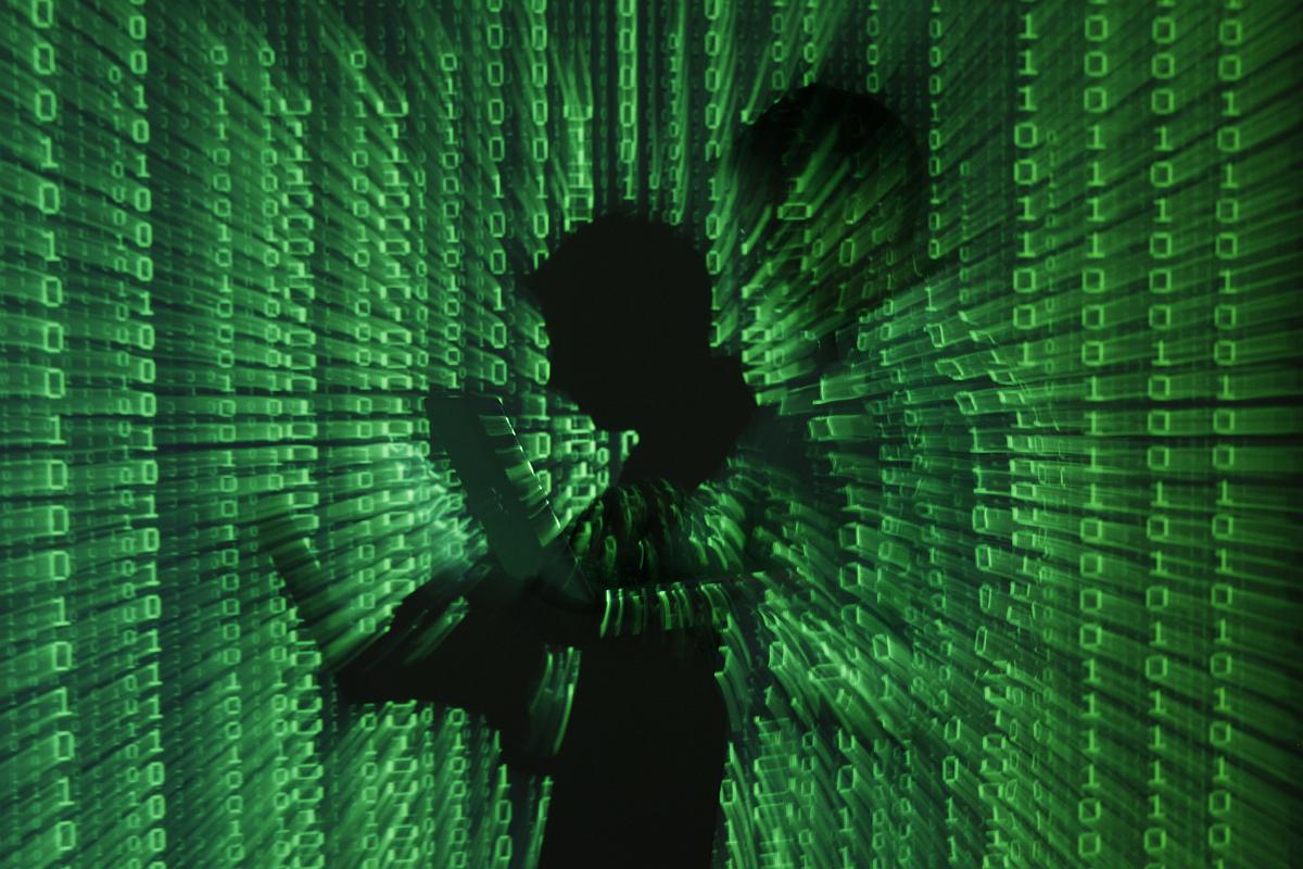 Napadalci imajo pri iskanju varnostnih lukenj veliko lažje delo kot snovalci kibernetske zaščite. Foto: Reuters