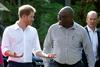 Princ Harry v zadregi - javno povabljen na medene tedne na Karibe