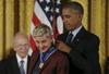 Foto: Obama podelil medalje svobode; med dobitniki tudi Ellen in Tom Hanks