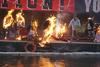 Foto: Na Temzi zažgali pankovske spominke, vredne šest milijonov evrov