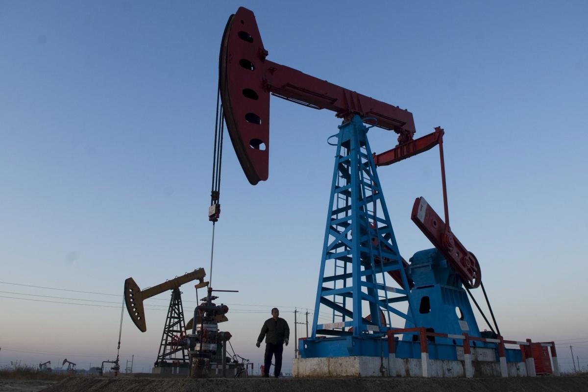 Zadnjih 43 let se je z nafto trgovalo zgolj v dolarjih, zdaj pa se bo tudi v juanih. Foto: EPA