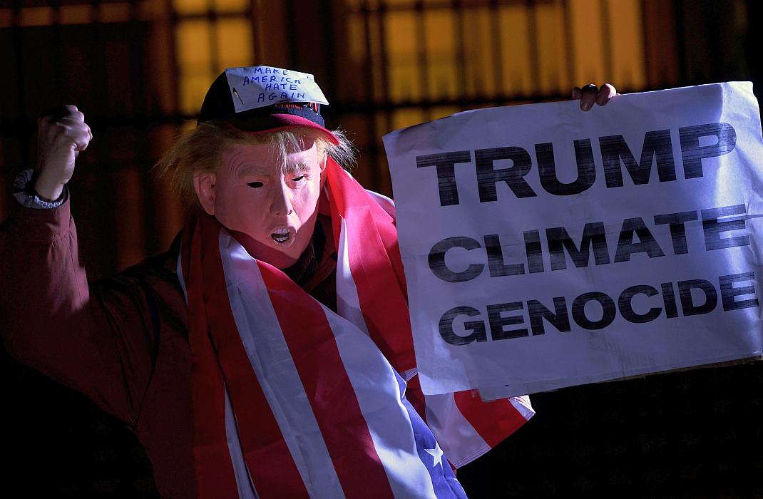 Donald Trump je bil v predvolilnem boju na strani t. i. podnebnih skeptikov, ki ne verjamejo, da je človek kriv za podnebne spremembe, zato je okoljevarstvenike skrbelo, da bo odstopil od podnebnega sporazuma, podpisanega v Parizu. Foto: Reuters