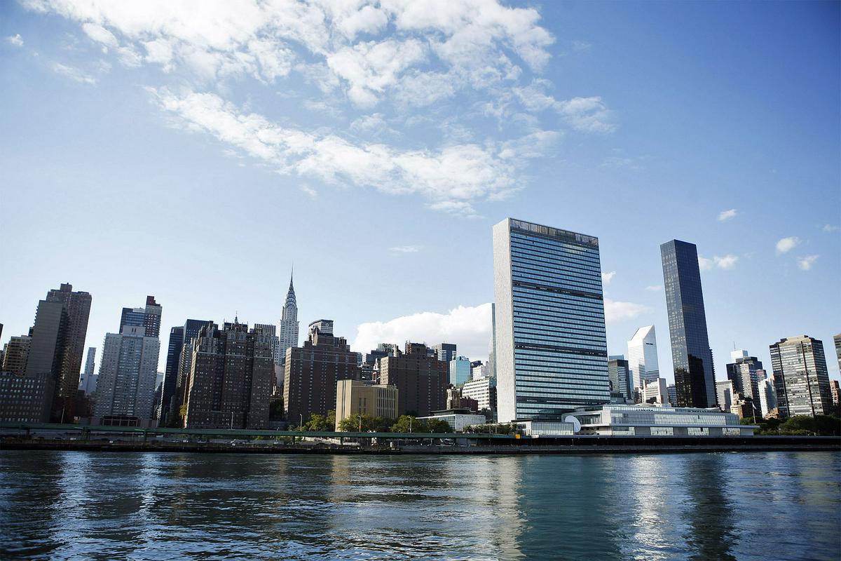 Palača Združenih narodov, ki jo je zasnoval brazilski arhitekt Oscar Niemeyer, zavzema Turtle Bay (Želvji zaliv) na Manhattnu. Čeprav stoji v mestnem območju New Yorka, ne spada pod ZDA, ampak uživa poseben status. Foto: Reuters