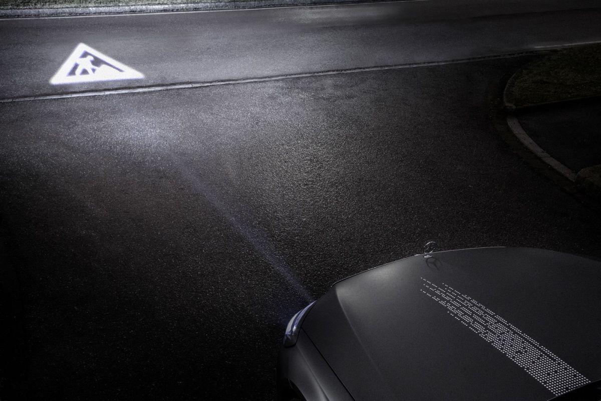 Mercedes je nove žaromete opremil s kamerami in radarskimi senzorji, kot posebej razvite algoritme za prepoznavanje vseh udeležencev v prometu. Na podlagi zaznave drugih objektov in oseb žarometi prilagodijo svetlobo. Foto: Mercedes-Benz