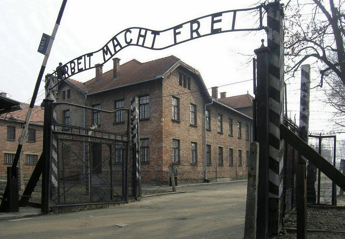 Obletnica osvoboditve taborišča, ki je bilo največje in najhujše nacistično koncentracijsko taborišče med drugo svetovno vojno in leži na ozemlju današnje Poljske, se v svetu od leta 2006 zaznamuje kot svetovni dan spomina na žrtve holokavsta. Foto: Radio Koper