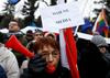 'Obkoljeni' poljski poslanci prespali v parlamentu zaradi besnih protestnikov